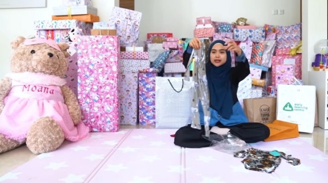 Kado Ultah Moana dari Para Artis (YouTube/Ricis Official)