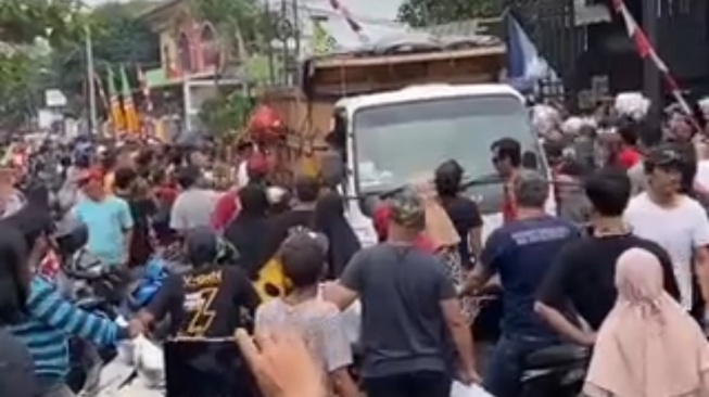 Aksi Lempar Sampah ke Truk Kembali Terjadi di Lapangan Karang Kotagede, Ini Komentar Pemkot Yogyakarta