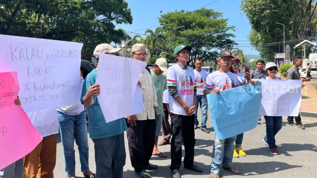 BREAKING NEWS: Relawan Ganjar di Sumbar Desak Polisi Tangkap Rocky Gerung yang Diduga Hina Presiden Jokowi