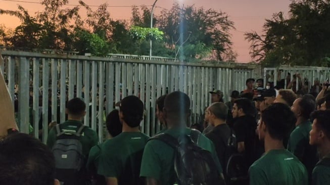 Kalah Dari Persikabo 1973, Pemain Persebaya Disidang Bonek Mania