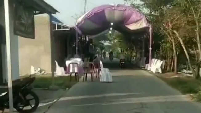 Viral! Penampakan Tenda Hajatan Tutup Jalan di Kedung Waringin, Publik: Lu Punya Kampung, Lu Punya Kuasa