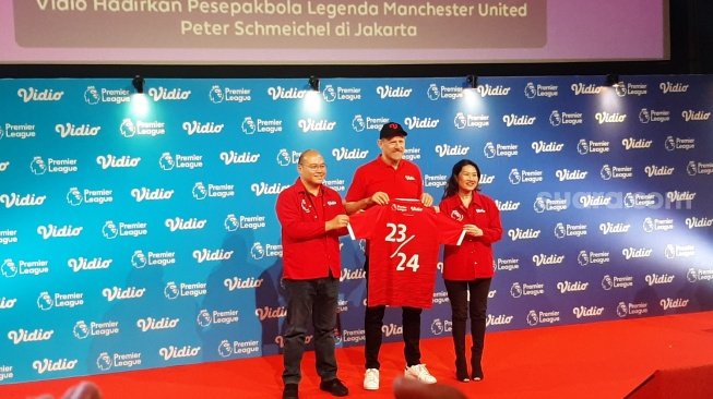 egenda Mancherster United Peter Schmeichel saat konferensi pers di SCTV Tower, Jakarta, Jumat (4/8/2023) sore. (Suara.com/Adie Prasetyo Nugraha).