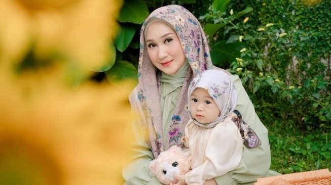 Anak Artis Berhijab Sejak Bayi (Instagram/@dianpelangi)