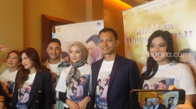 Para aktor film Air Mata di Ujung Sajadah seperti Fedi Nuril, Titi Kamal, Citra Kirana, Krisjiana Baharuddin, Jenny Rachman, Nafa Urbach, dan lainnya di acara launching trailer dan poster film tersebut di kawasan Senayan, Jakarta Pusat, Jumat (4/8/2023). [Rena Pangesti/Suara.com]