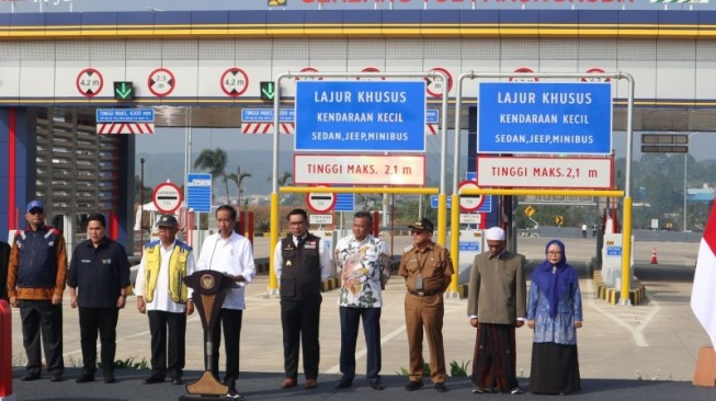 Presiden Joko Widodo meresmikan Jalan Tol Bogor-Ciawi-Sukabumi (Bocimi) Seksi II Cigombong - Cibadak sepanjang 11,90 kilometer di gerbang tol Parungkuda, Sukabumi, Jawa Barat pada Jumat (4/8/2023). (ANTARA/Desca Lidya Natalia)