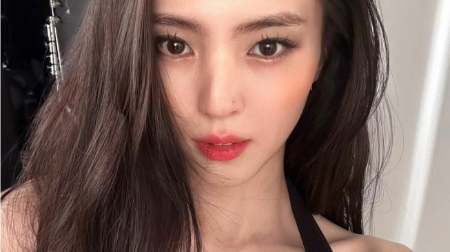 Han So Hee Diduga Foto sambil Pegang Rokok, Netizen Ramai Beri Pembelaan