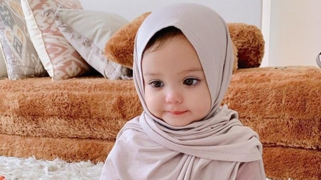 Anak Artis Berhijab Sejak Bayi (Instagram/@defarhad)