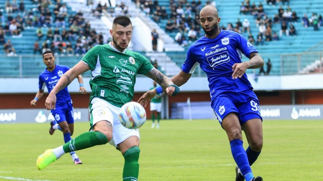 Pesepak bola PSS Sleman Yevhen Bokhashvili (kiri) mencoba melewati pesepak bola PSIS Semarang Lucas Gama Moerira (kanan) pada pertandingan Liga 1 di Stadion Maguwoharjo, Sleman, DI Yogyakarta, Jumat (21/7/2023). ANTARA FOTO/Hendra Nurdiyansyah/foc.