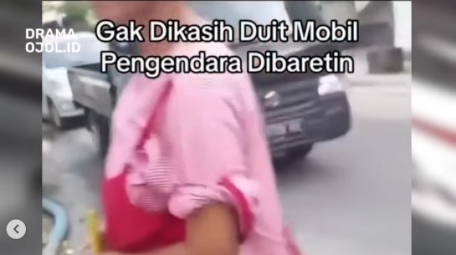 Duh! Emak-emak Pembersih Kaca Jalanan Nekat Baret Mobil Gegara Murka Tak Dikasih Duit