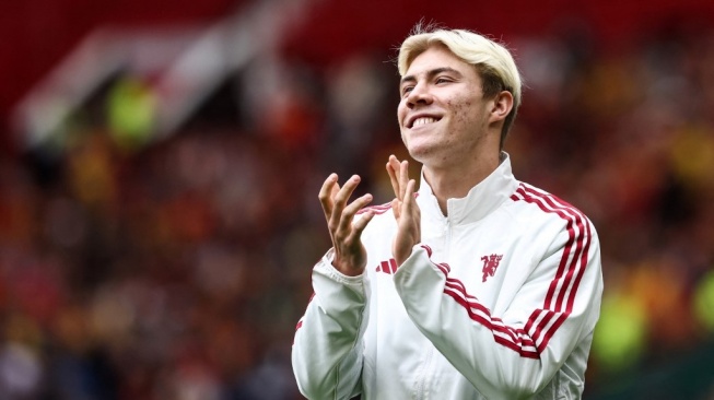 Penyerang Manchester United asal Denmark Rasmus Hojlund bereaksi saat diperkenalkan sebelum pertandingan sepak bola persahabatan pramusim antara Manchester United dan Lens di stadion Old Trafford, di Manchester, pada 5 Agustus 2023.Darren Staples/AFP