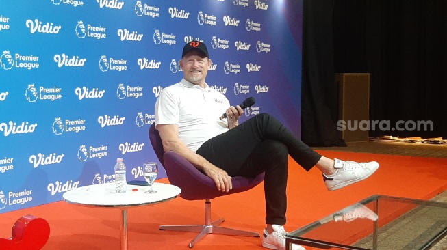 Kiper Legendaris Manchester United Peter Schmeichel saat sesi wawancara khusus bersama awak media di SCTV Tower, Jakarta, Sabtu (5/8/2023). (Suara.com/Adie Prasetyo Nugraha).