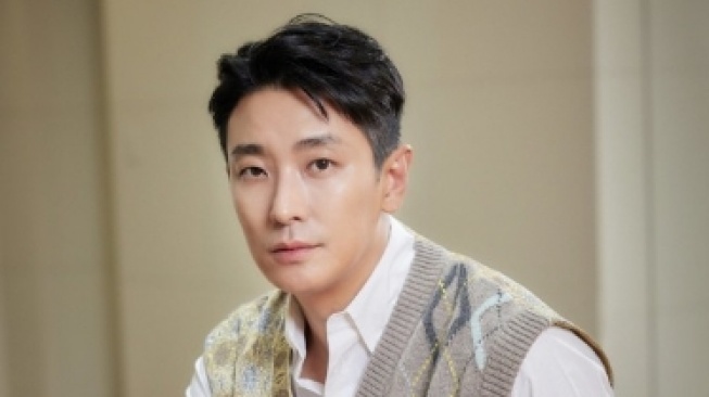 Joo Ji Hoon Sempat Panik saat Syuting Film Unofficial Operation, Kenapa?