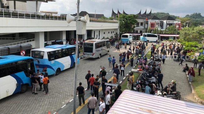 Polemik Demo Warga Air Bangis Berujung Viralnya Brimob Masuk Masjid