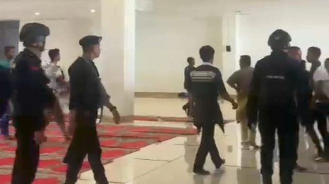 Heboh Video Polisi Injak Sajadah Masjid Raya Sumbar Saat Bubarkan Massa Air Bangis, Kapolda: Tidak Benar!