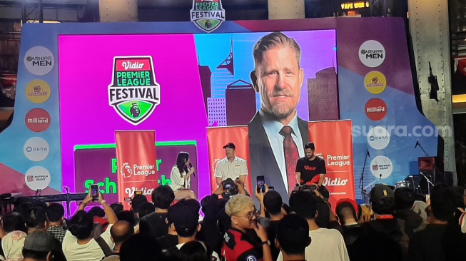 Legenda Manchester United Peter Schmeichel saat menyapa penggemar dalam acara Vidio Premier League Festival di Cilandak Town Square, Jakara, Sabtu (5/8/2023). (Suara.com/Adie Prasetyo Nugraha).