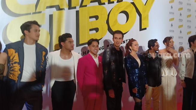 Para pemain Catatan Si Boy saat premiere film di kawasan Kuningan, Jakarta Selatan pada Sabtu (5/8/2023) [Suara.com/Rena Pangesti]