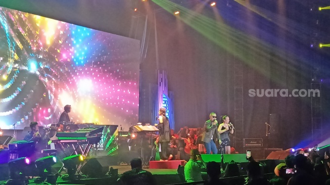 Ruth Sahanaya dan Sandhy Sondoro di acara musik Electrochestra yang diadakan di Basket Hall, Senayan, Jakarta Pusat pada Sabtu (5/8/2023) [Suara.xom/Rena Pangesti]