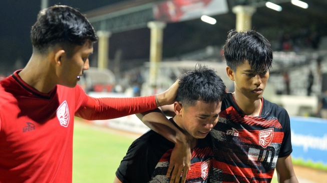 Pesepak bola Timnas Indonesia U-17 (Garuda United U-17) Ikram Algiffari (kiri) dan Ridzjar Nurviat Subagja (kanan) menenangkan Habil Akbar (tengah) usai pertandingan uji coba melawan Kashima Antlers di Stadion I Gusti Ngurah Rai, Denpasar, Bali, Sabtu (5/8/2023). Kashima Antlers mengalahkan Garuda United U-17 yang terdiri dari para pemain Timnas U17 dengan skor 3-2. ANTARA FOTO/Fikri Yusuf/aww.