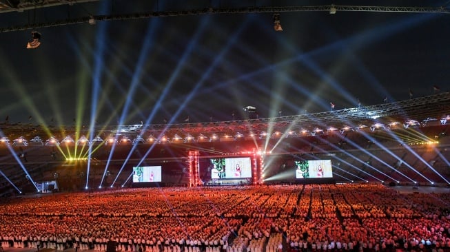 Belasan ribu peserta memainkan angklung saat pemecahan rekor dunia pagelaran angklung di Stadion Utama Gelora Bung Karno, Jakarta, Sabtu (5/8/2023). [ANTARA FOTO/Hafidz Mubarak A/Pool/aww]