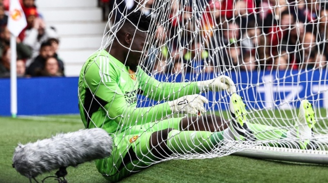 Kiper Manchester United Andre Onana bereaksi setelah kebobolan dari tembakan tengah lapangan yang dilepaskan striker Lens Lens Florian Sotoca selama pertandingan sepak bola persahabatan pramusim antara Manchester United vs Lens di stadion Old Trafford, di Manchester, pada 5 Agustus 2023.Darren STAPLES / AFP