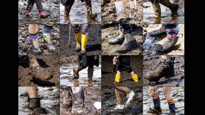 Foto kombo close-up pada sepatu para metalhead yang mengarungi lumpur saat festival musik Wacken Open Air 2023 di Wacken, Jerman, Kamis (3/8/2023). [Axel Heimken / AFP] 