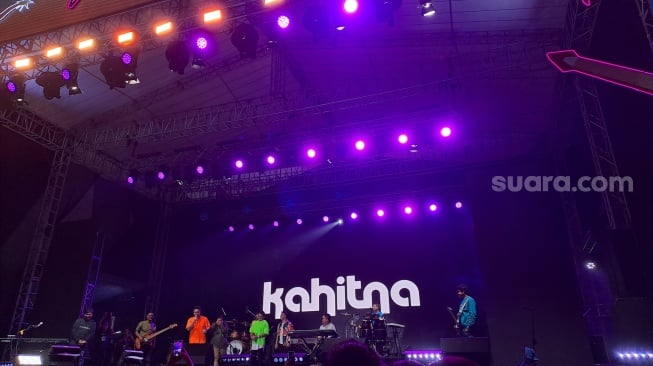 Kahitna mengajak seorang penonton untuk naik ke atas panggung pada Festival Semesta Berpesta di Yogyakarta, Minggu (6/8/2023) (Suara.com/Hayuning Ratri Hapsari).