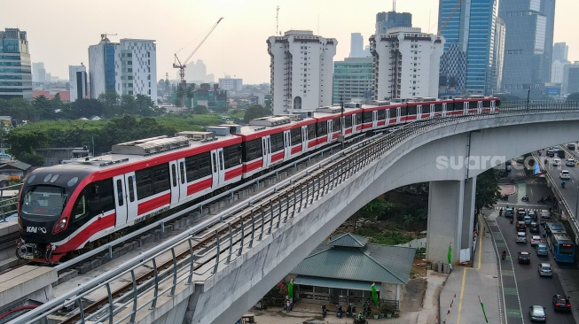 Kereta ringan atau Light Rail Transit (LRT) melintas di jembatan rel lengkung (longspan) LRT Kuningan, Jakarta, Senin (7/8/2023). [Suara.com/Alfian Winanto]