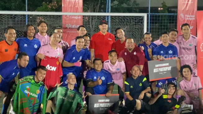 Raffi Ahmad saat mendampingi Peter Schmeichel di Pancoran Soccer Field, Jakarta, Minggu (6/8/2023). [Suara.com/Adiyoga Priyambodo]