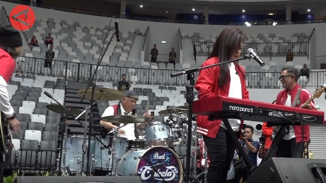 Momen Menteri Basuk Main Drum Dadakan Iringi Band Cokelat