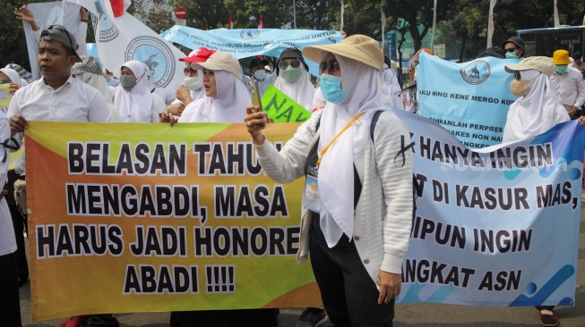 Forum Komunikasi Honorer Tenaga Kesehatan (Nakes) dan Non-Nakes (FKHN) menggelar unjuk rasa di kawasan Patung Kuda, Jakarta, Senin (7/8/2023). [Suara.com/Alfian Winanto]