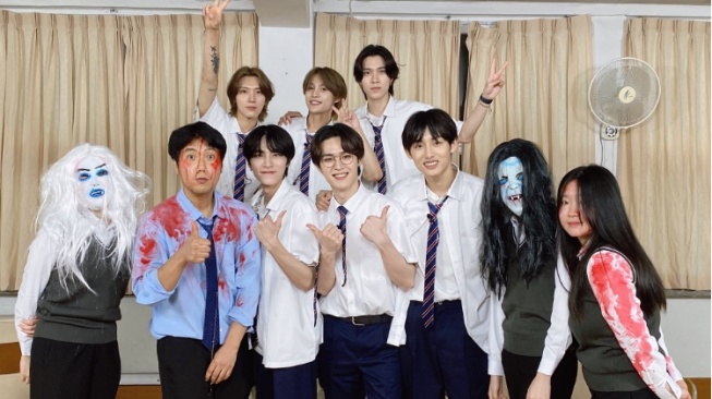 Potret Member WayV Pakai Seragam Sekolah di Konten The Abandoned School