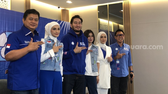 Musisi Jeje Ritchie Ismail alias Jeje Govinda dan adik iparnya, Nisya Ahmad resmi bergabung jadi kader Partai Amanat Nasional (PAN). (Suara.com/Dea)