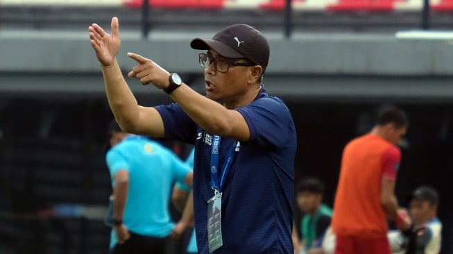 Pelatih Arema FC Joko Susilo memberikan instruksi kepada para pemainnya saat laga melawan PS Barito Putera dalam pertandingan BRI Liga 1 di Stadion Kapten I Wayan Dipta, Gianyar, Bali, Sabtu (5/8/2023). PS Barito Putera berhasil mengalahkan tuan rumah Arema FC dengan skor 4-0. ANTARA FOTO/Nyoman Hendra Wibowo/aww. 