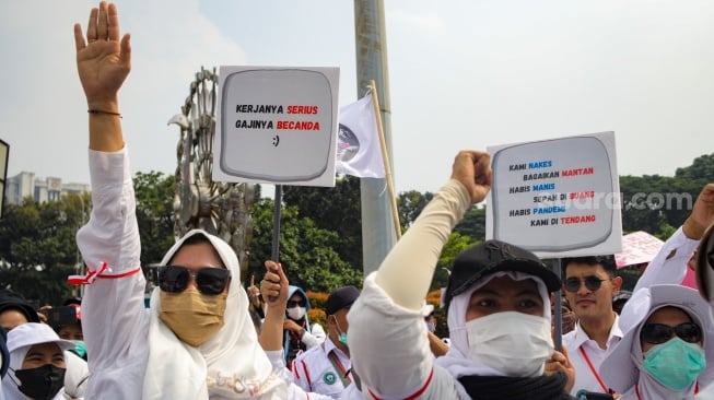 Forum Komunikasi Honorer Tenaga Kesehatan (Nakes) dan Non-Nakes (FKHN) menggelar unjuk rasa di kawasan Patung Kuda, Jakarta, Senin (7/8/2023). [Suara.com/Alfian Winanto]