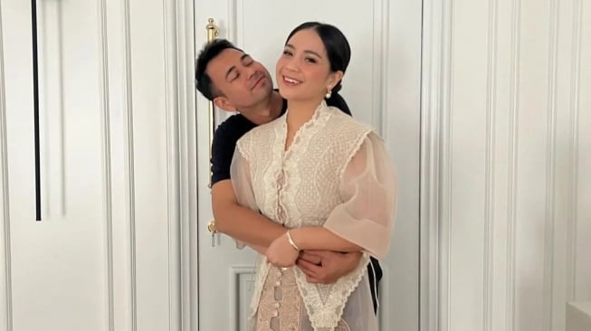 Raffi Ahmad terlihat begitu memuji kecantikan sang istri, Nagita Slavina saat mengenakan kebaya putih. [Instagram]