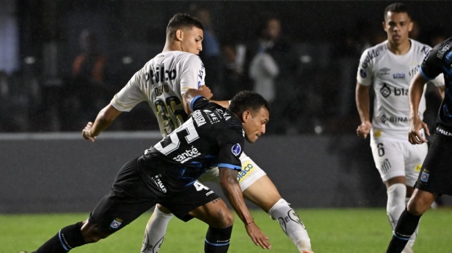 Penyerang Santos Deivid Washington (belakang) dan gelandang Venezuela Arquimedes Figuera dari Blooming bertarung memperebutkan bola selama pertandingan sepak bola leg kedua penyisihan grup Copa Sudamericana antara Santos Brasil dan Blooming Bolivia, di stadion Urbano Caldeira di Santos, Brasil pada 29 Juni 2023.NELSON ALMEIDA / AFP