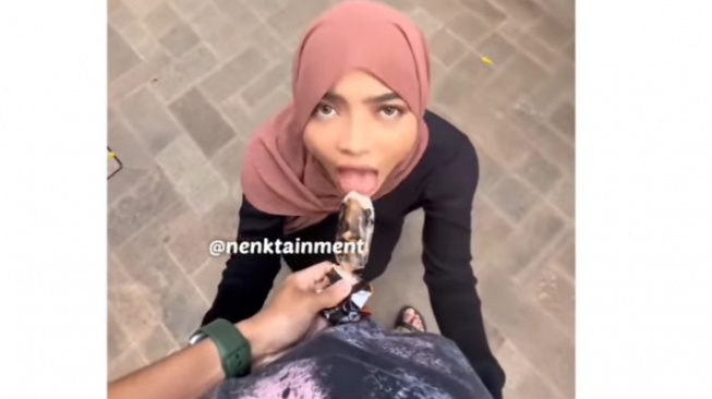 Aksi TikTokers Oklin Fia makan es krim di depan penis pria.  (Instagram/hiburan)