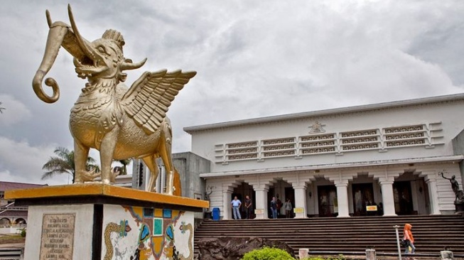 Wisata Edukasi Sejarah di Istana Sultan Kutai, Ada Benda Pusaka hingga Makam Anggota Kerajaan