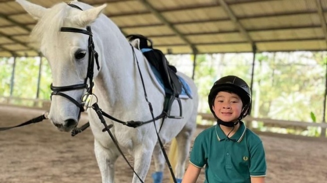 Artis Indonesia yang Punya Kuda (Instagram/@raffinagita1717)