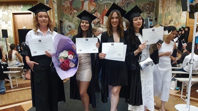 Puteri Ferry Juan dan Zarima Mirafsur, Niquita Juan Juan (paling kanan) yang menjalani wisuda di salah satu kampus di Paris, Prancis. Niquita lulus S1 jurusan fashion marketing. [Instagram]