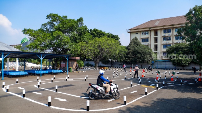 Peserta mengendarai sepeda motor saat ujian praktik SIM C di Satpas Polda Metro Jaya, Jalan Daan Mogot, Jakarta, Selasa (8/8/2023). [Suara.com/Alfian Winanto]
