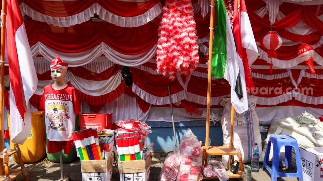 Warga memilih pernak-pernik merah putih untuk HUT RI ke-78 di Kawasan Pasar Mester Jatinegara, Jakarta, Selasa (8/8/2023). [Suara.com/Alfian Winanto]