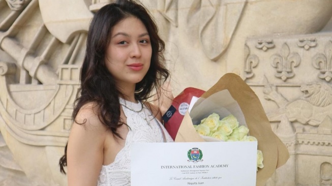 Niquita Juan, putri pengacara Ferry Juan dan artis Zarima Mirafsur baru saja lulus S1 jurusan fashion marketing di salah satu kampus di Paris. [Instagram]