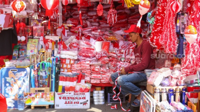 Warga memilih pernak-pernik merah putih untuk HUT RI ke-78 di Kawasan Pasar Mester Jatinegara, Jakarta, Selasa (8/8/2023). [Suara.com/Alfian Winanto]