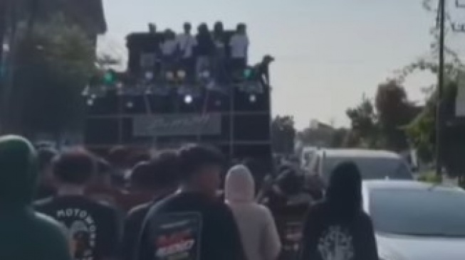 Viral Pemobil Tahan Kaca Mobil Pakai Tangan, Diduga Takut Pecah Gara-gara Karnaval Sound System