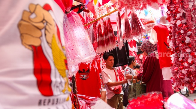 Berburu Pernak-Pernik Merah Putih di Pasar Jatinegara