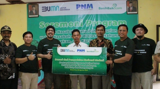 1.000 Bibit Durian PNM Hijaukan Ekonomi 3 Desa Banyumas