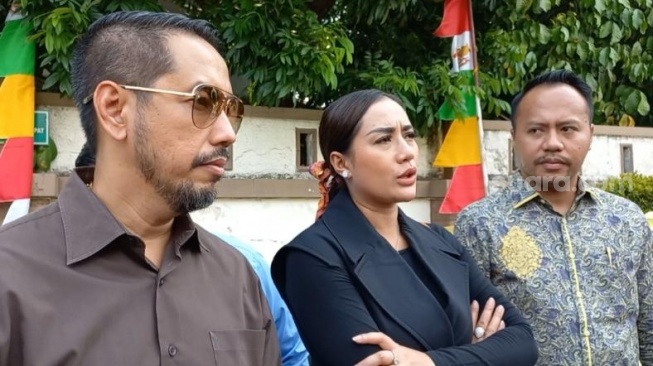 Shinta Bachir usai menjalani sidang di Pengadilan Agama Jakarta Timur, Selasa (8/8/2023). [Tiara Rosana/Suara.com]
