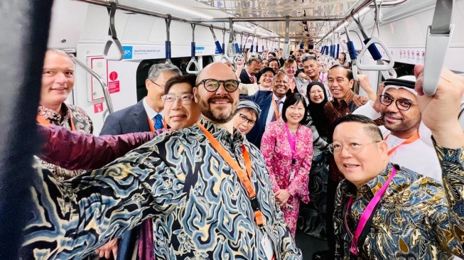 Presiden Joko Widodo bersama Duta Besar Negara ASEAN dan Mitra ASEAN dalam perjalanan menggunakan MRT dari Stasiun Bundaran HI menuju Stasiun ASEAN untuk menghadiri HUT ke-56 ASEAN yang diselenggarakan di Gedung Sekretariat ASEAN Jakarta pada Selasa (8/8/2023). (Laily Rachev - Biro Pers Sekretariat Presiden)
