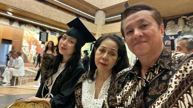 Ferry Juan bersama istri, Susan mendampingi putrinya, Niquita Juan yang menjalani wisuda di salah satu kampus di Paris, Prancis. Niquita lulus S1 jurusan fashion marketing. [Instagram]